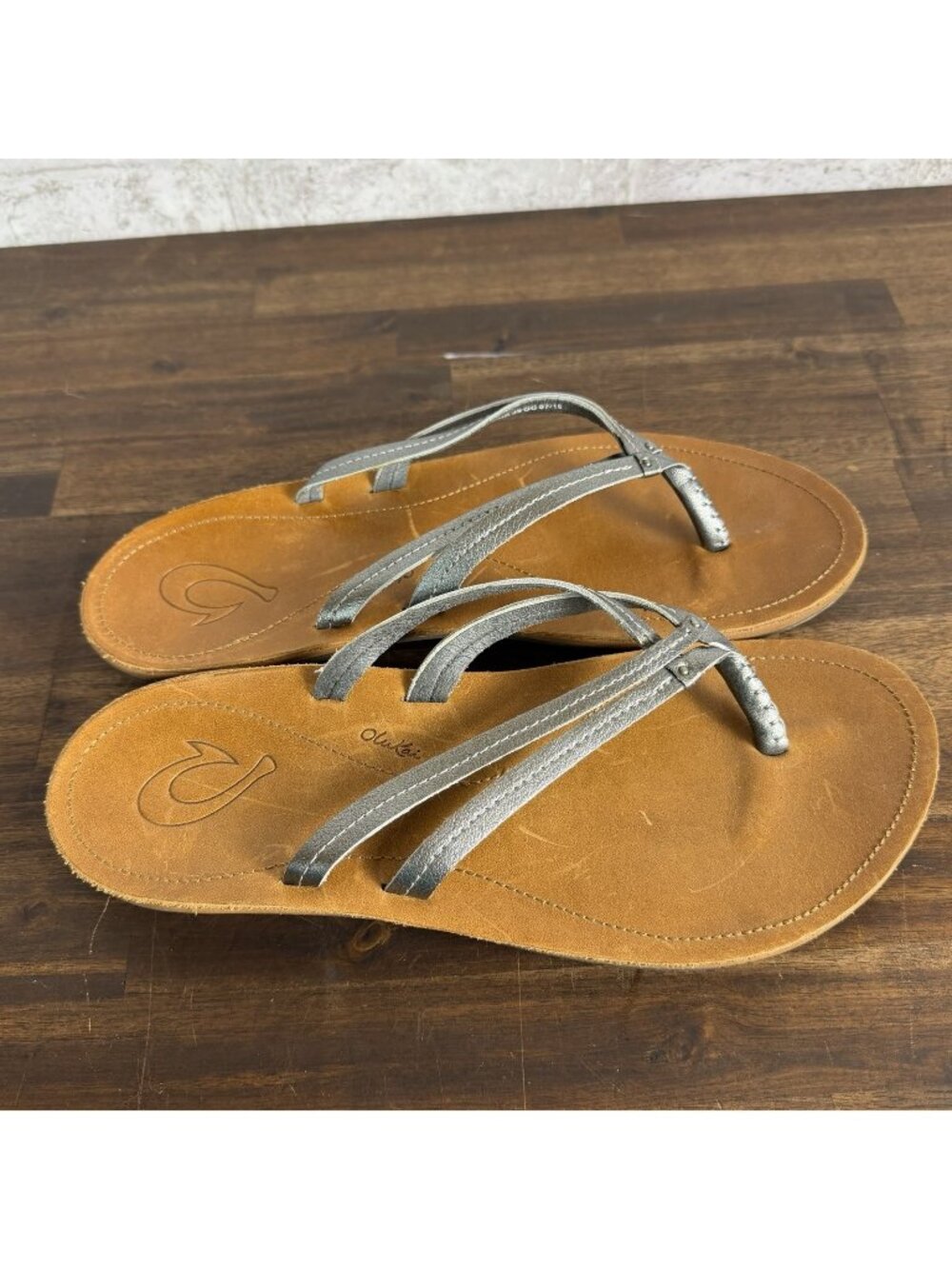 NEW OluKai Ladies U'i Thong Leather Sandals Size 9 5409